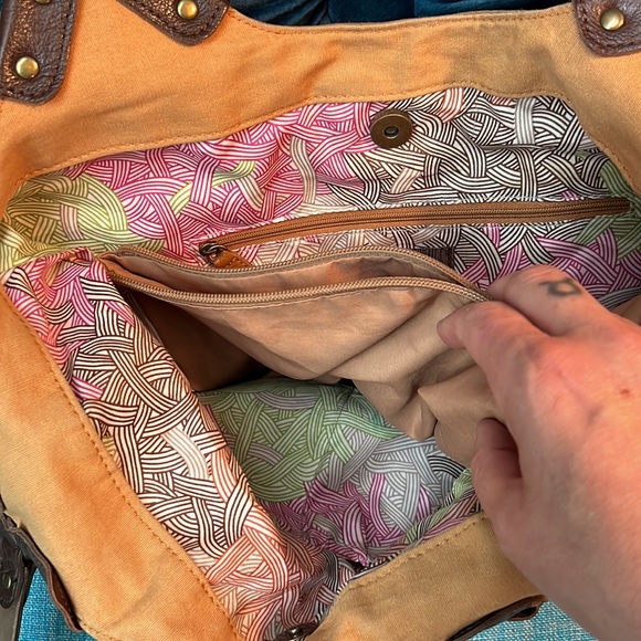 Brown leather two tone The Sak hobo bag with gold hardware - Picture 4 of 7